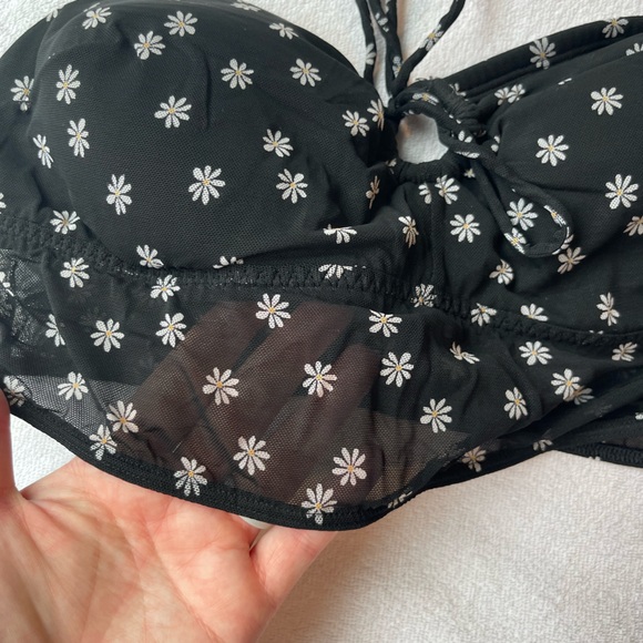 Hollister cropped tie top with daisies - Picture 2 of 3